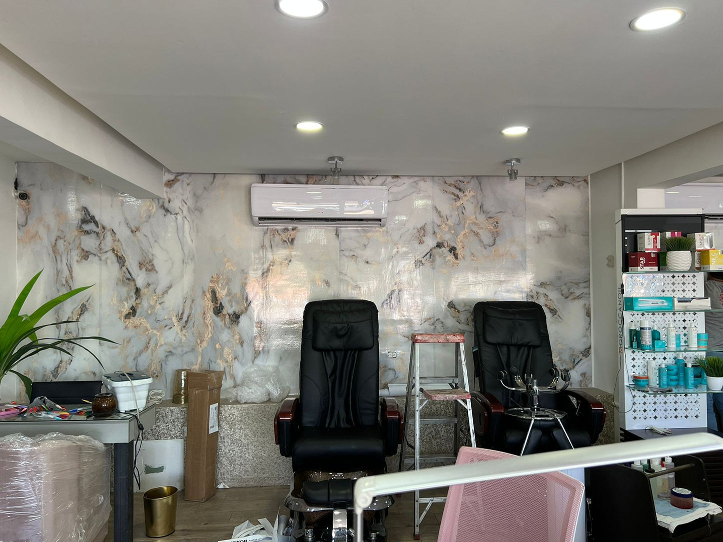 Marmol Blanco, Gris y Toques Simulando Dorado