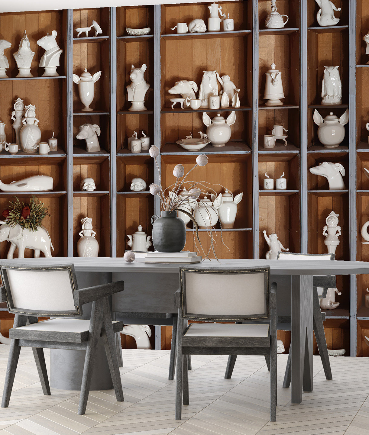 Adornos de Cerámica en Repisas de Madera Marrón