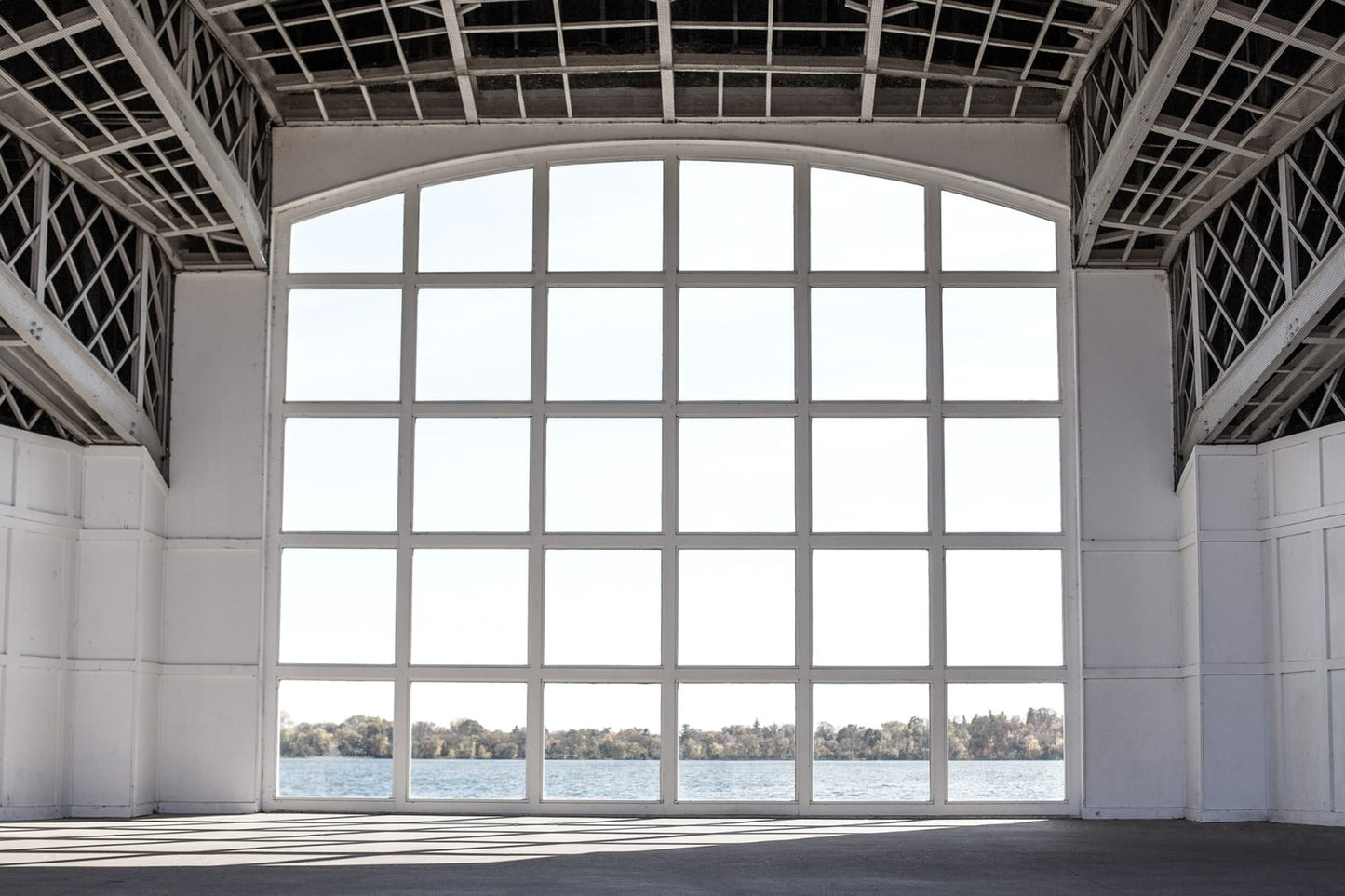 Hangar con Vista al Lago