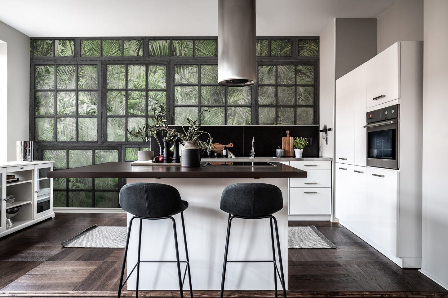 Ventanas de Madera Negra con Vista al Jardín