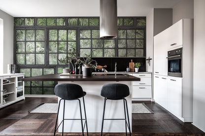 Ventanas de Madera Negra con Vista al Jardín