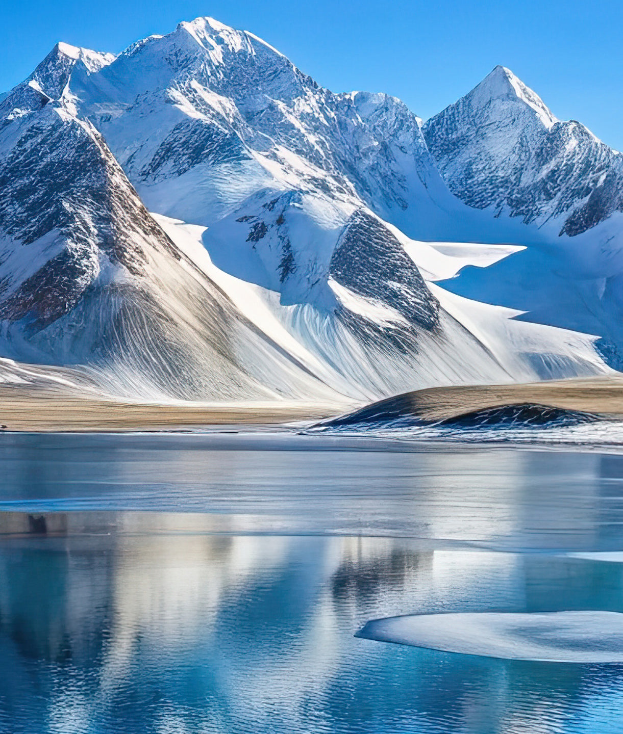 Montañas Nevadas y Lago